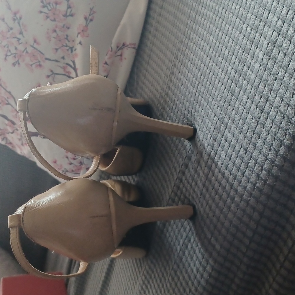 Pointed Heel - Picture 3 of 5